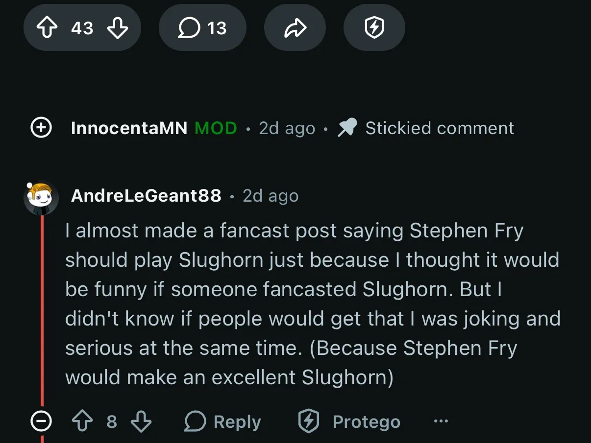 Un comentario anclado de un moderador, contraído en una sola fila al inicio de un hilo de Reddit.
