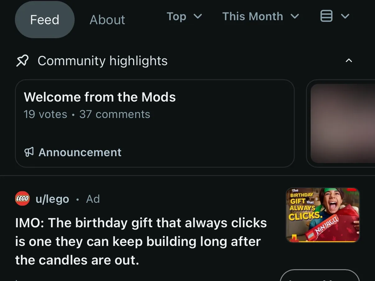 La página de una comunidad de Reddit con la franja Community highlights arriba del feed.