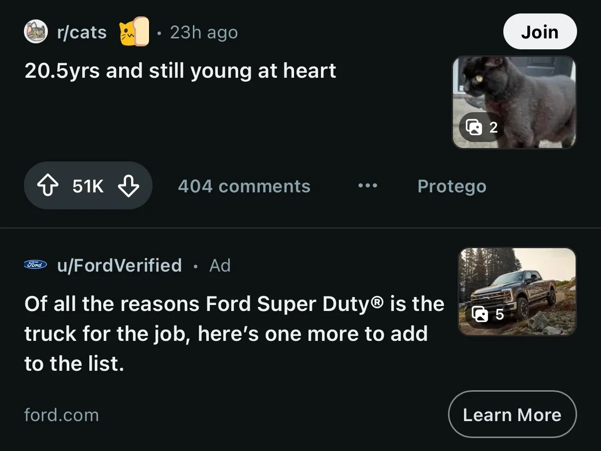 Un feed de Reddit con un post promocionado debajo del primer post.