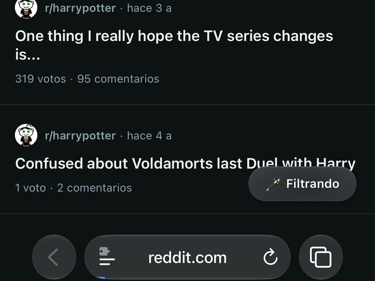 El aviso Filtrando de Protego arriba de la barra de direcciones de Safari en una página de búsqueda de Reddit.