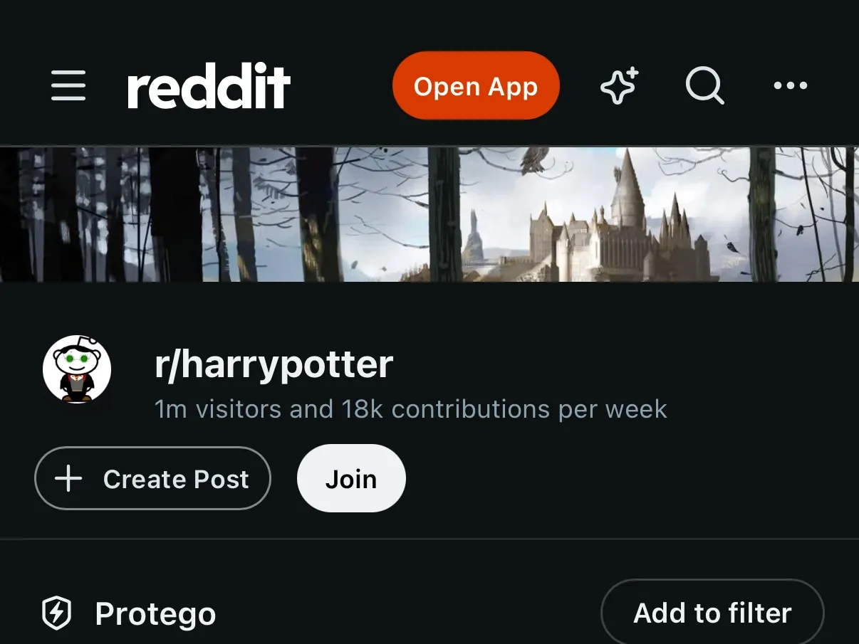 La página de la comunidad r/harrypotter con su banner de Hogwarts arriba del nombre de la comunidad.