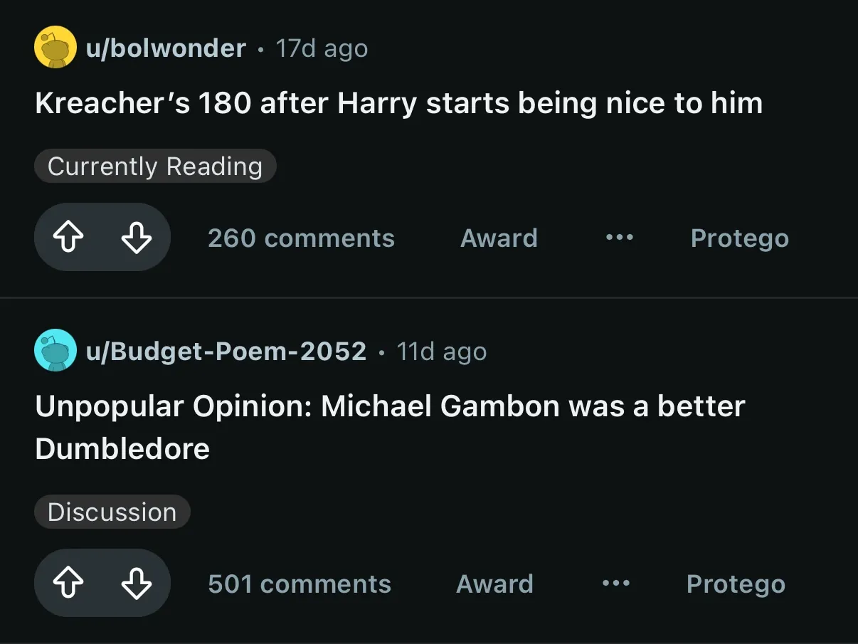 Os mesmos posts com as setas de voto e sem a contagem. O Reddit mostra um botão Award nesse espaço.